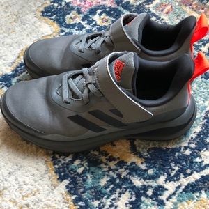 Boys size 3 Adidas tennis shoes.